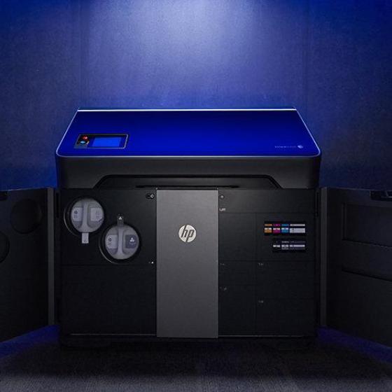 The new Jet Fusion 300 / 500 series complements HP's existing industrial-grade Jet Fusion 3200/4200/4210 3D solutions. Image courtesy of HP.