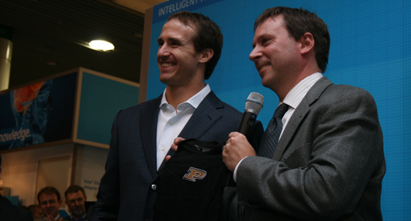 20101116fig2 New Orleans quarterback Drew Brees (left) is introduced by Kirk Skaugen, vice president of Intel's Data Center Group.